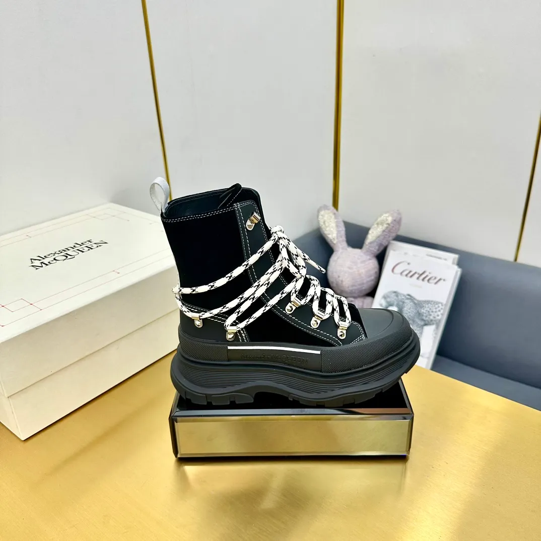 👟👟Ex-factory price 680👟👟 Alexander McQueen's latest thick-soled Martin boots, original 1:1 development, outsole original open-film TPU sole, fabric full-grain cowhide + high mercerized cowhide, lining sheepskin original hardware carabiner bottom height 5cm Size: #35-40 39-45